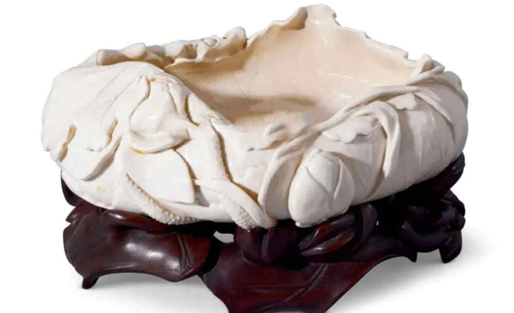 能夠以假亂真的清乾隆仿定窯瓷器,我們應該如何辨別?(圖1) 清代乾隆年間,制作的《仿定釉荷葉大洗》.jpg