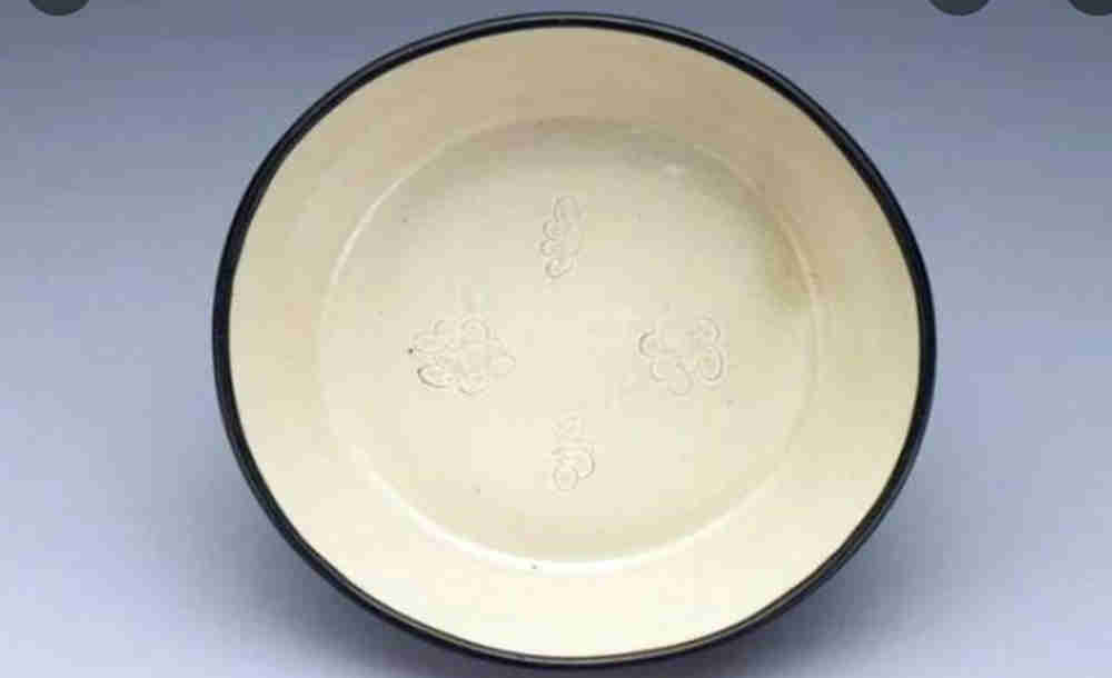 了解中國古代定窯白瓷,這篇文章不得不讀(圖1) 臺北故宮博物院收藏的定窯白瓷,白中閃黃,讓人眼前一亮.jpg