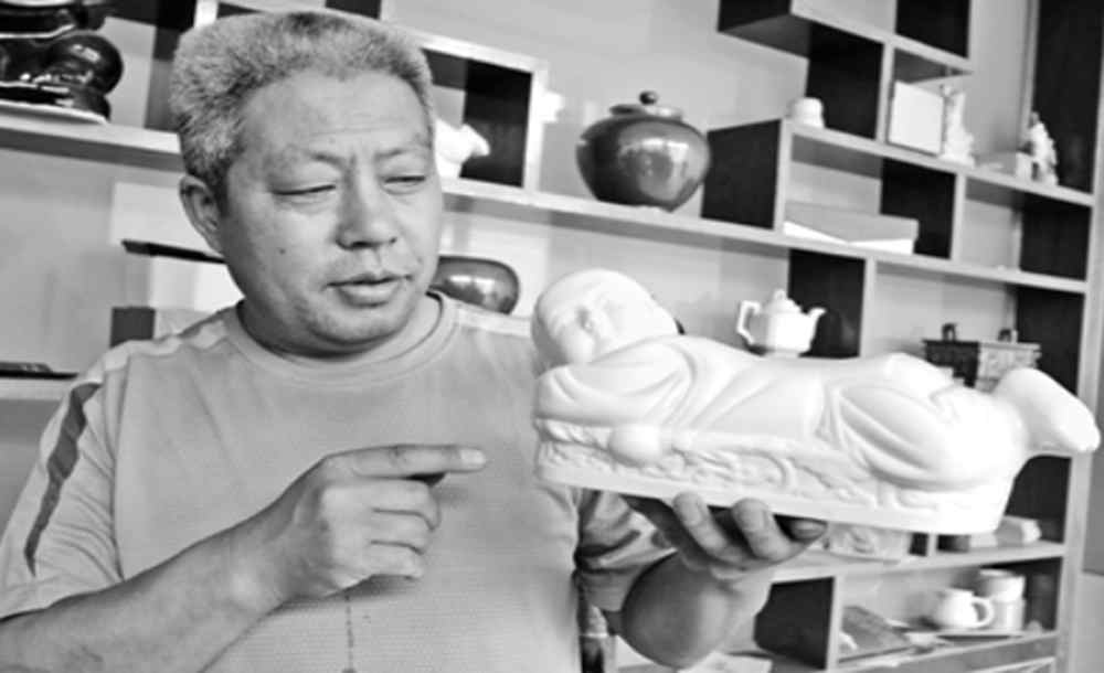 定窯傳承人劉軍民:秉承定窯古韻 堅(jiān)守匠心(圖1) 定窯傳承人劉軍沒和他燒制的孩兒枕.jpg