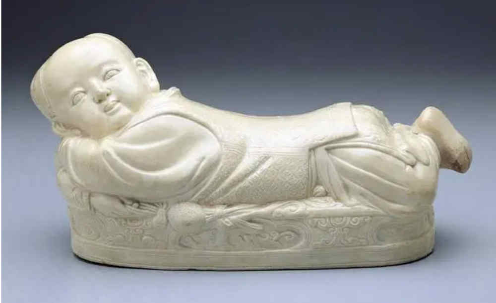 乾隆皇帝那些詠嘆定窯的詩作,這幾首最為精彩(圖1) 北京故宮博物院收藏的定窯孩兒枕.jpg