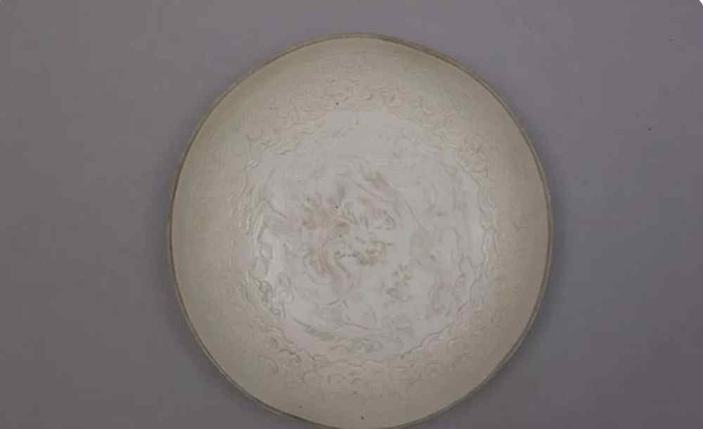 乾隆皇帝那些詠嘆定窯的詩作,這幾首最為精彩(圖2) 故宮博物院收藏的北宋定窯白釉印花云龍紋盤.jpg