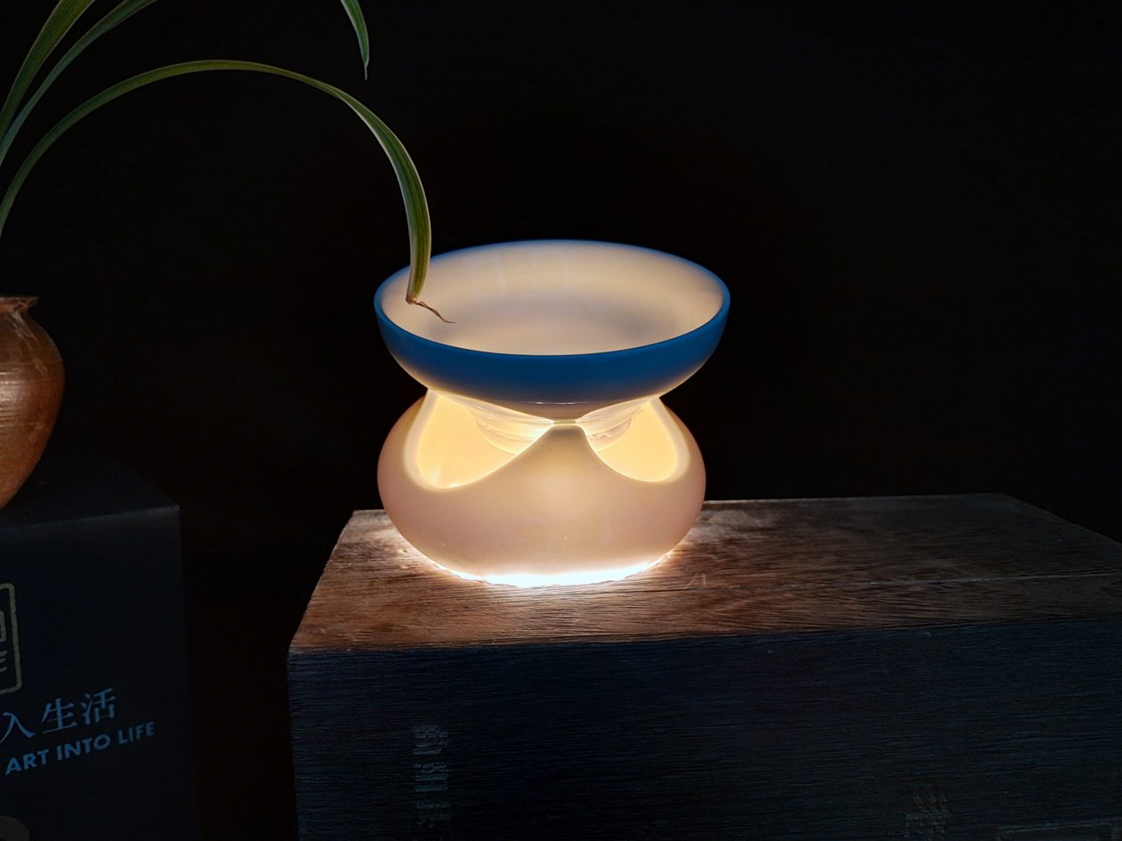 暖光下，大宋定窯設(shè)計的新品茶漏溫潤如玉