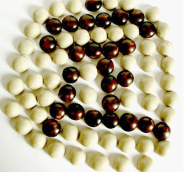 唐代定窯圍棋,其中黑棋子為黑定雛形 唐代定窯圍棋,其中黑棋子為黑定雛形