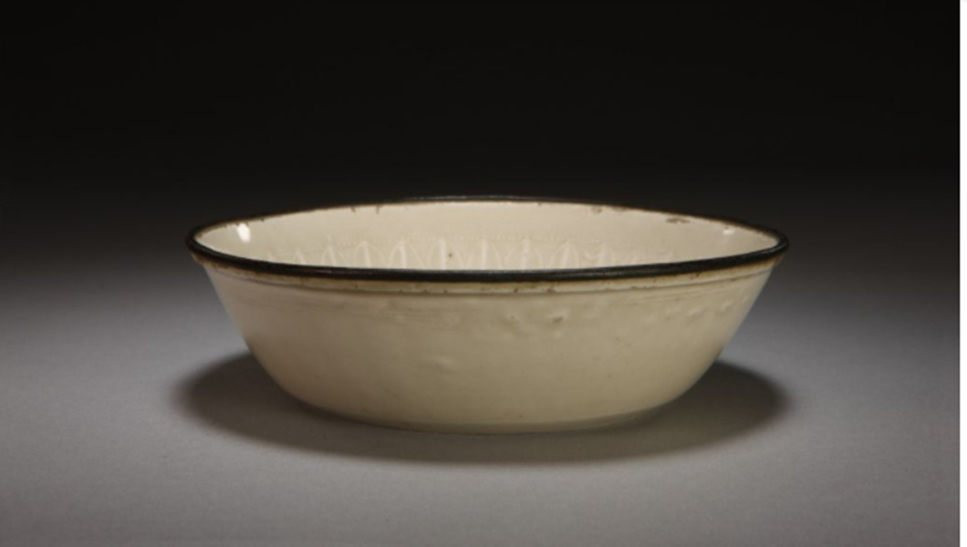 定窯白釉印花蟠螭花卉蓮瓣紋洗,運用了刻花、印花的裝飾手法 定窯白釉印花蟠螭花卉蓮瓣紋洗,運用了刻花、印花的裝飾手法