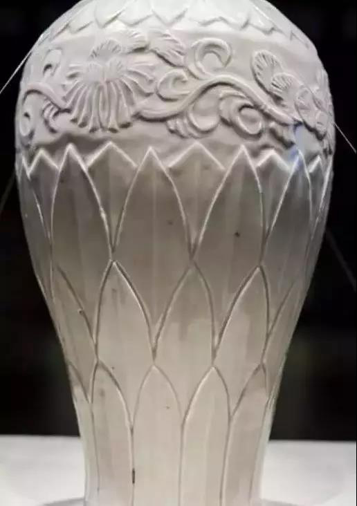 定窯白釉刻花龍首大凈瓶局部,集定窯藝術于一身 定窯白釉刻花龍首大凈瓶局部,集定窯藝術于一身