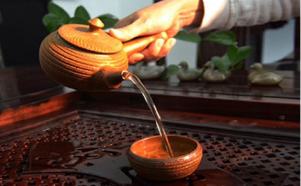 大宋定窯茶藝師正在用這款壺展示茶藝 大宋定窯茶藝師正在用這款壺展示茶藝