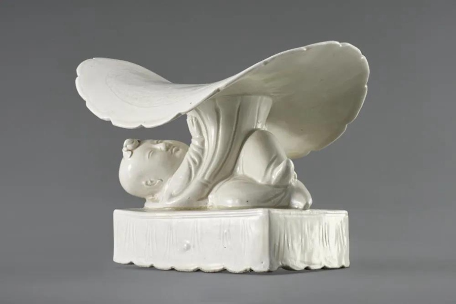 收藏于舊金山亞洲藝術(shù)博物館定窯白釉嬰戲荷葉枕 收藏于舊金山亞洲藝術(shù)博物館定窯白釉嬰戲荷葉枕