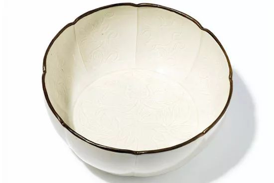 定窯劃花八棱大盌,曾被拍賣出天價 定窯劃花八棱大盌,曾被拍賣出天價