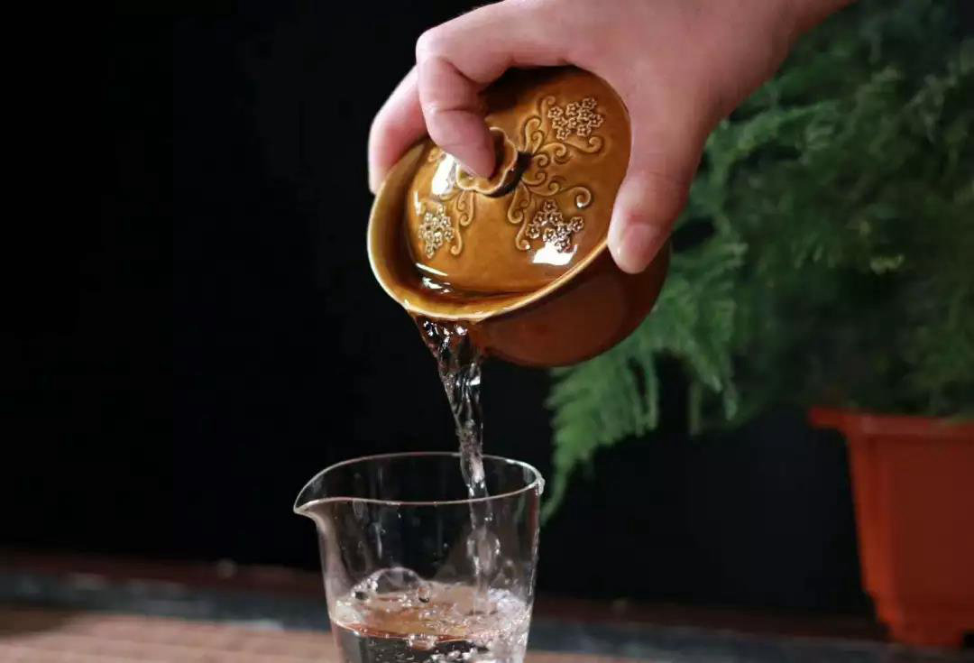 這款大宋定窯精心制作的蓋碗,杯蓋展現了印花工藝 這款大宋定窯精心制作的蓋碗,杯蓋展現了印花工藝